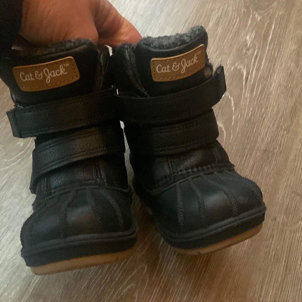 Cat & Jack winter boot size 5 preloved❤️
